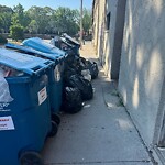 Trash/Recycling at 103–121 St Marys St